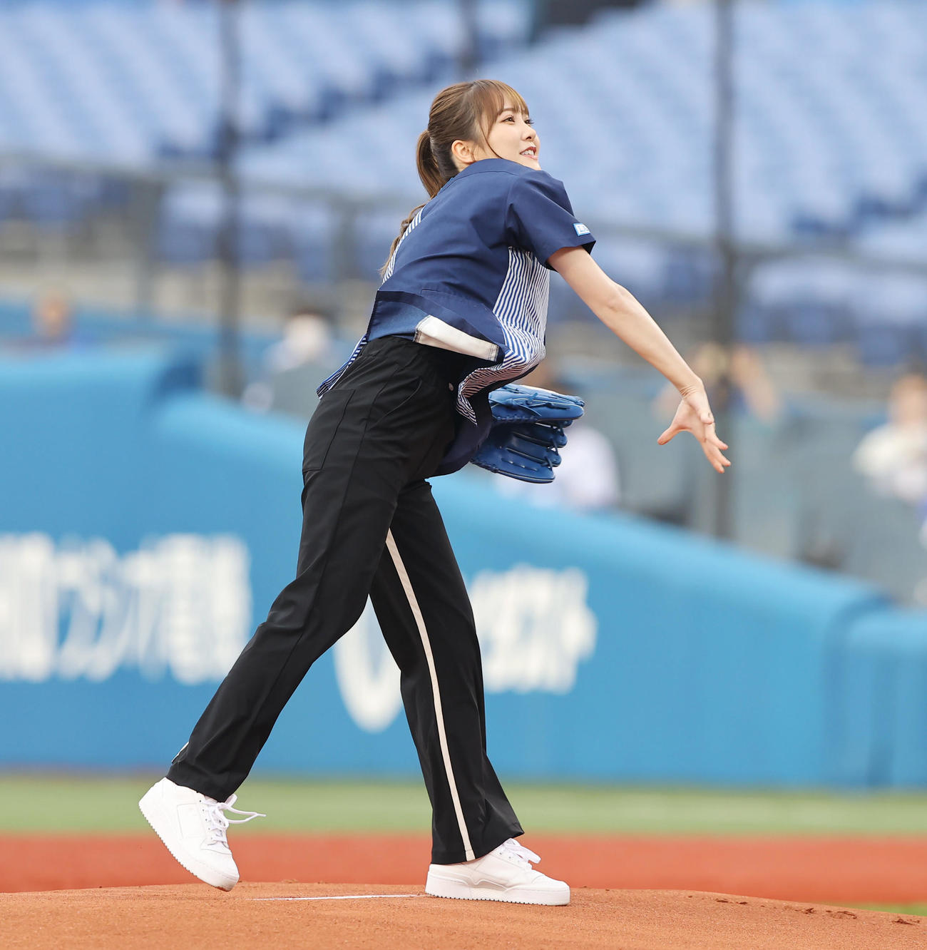 DeNA対オリックス　試合前、始球式を行う日向坂46の加藤志帆（撮影・垰建太）