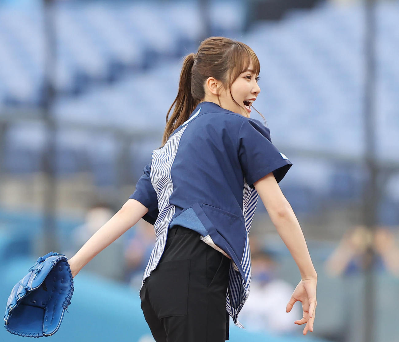 DeNA対オリックス　試合前、始球式を行う日向坂46の加藤志帆（撮影・垰建太）