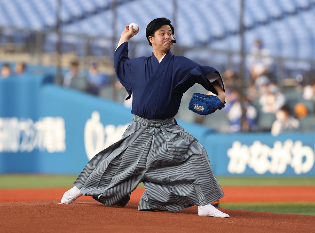 DeNA対オリックス　試合前、セレモニアルピッチで投球するすゑひろがりずの南條庄助（撮影・垰建太）