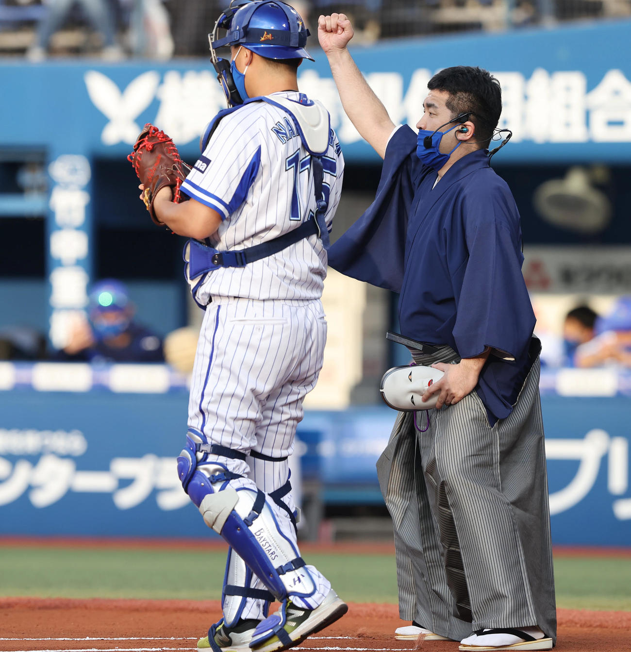 DeNA対オリックス　試合前、セレモニアルピッチで審判を務めるすゑひろがりずの三島達矢（撮影・垰建太）