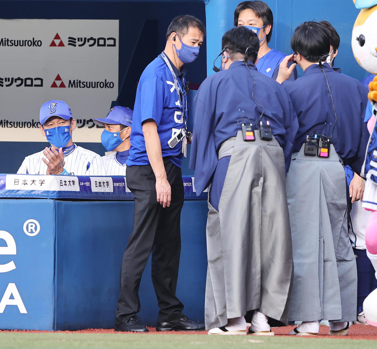 DeNA対オリックス　試合前、セレモニアルピッチを務めたすゑひろがりずに拍手を送るDeNA三浦監督（撮影・垰建太）