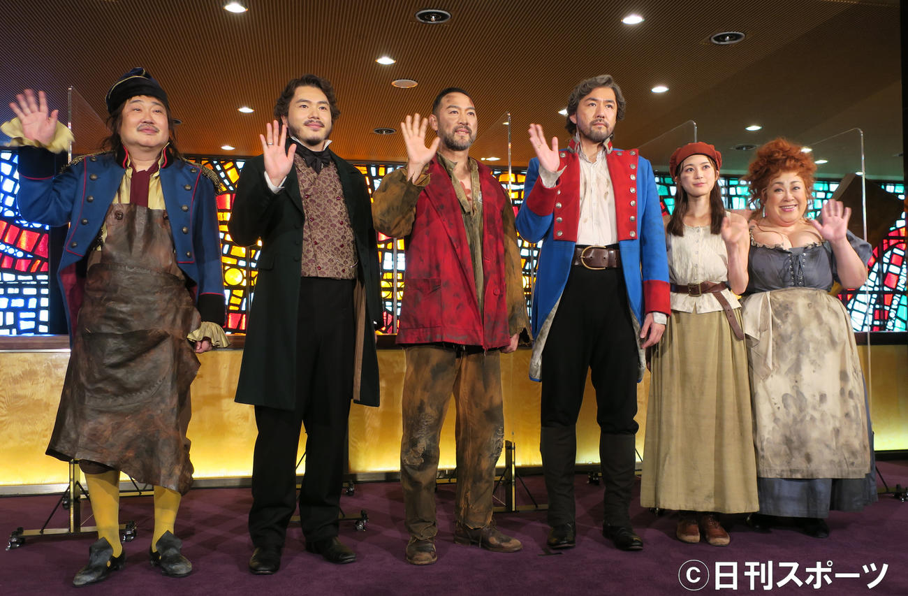 ミュージカル「レ・ミゼラブル」初日記念会見で。左から、六角精児、佐藤隆紀、福井晶一、吉原光夫、生田絵梨花、森公美子