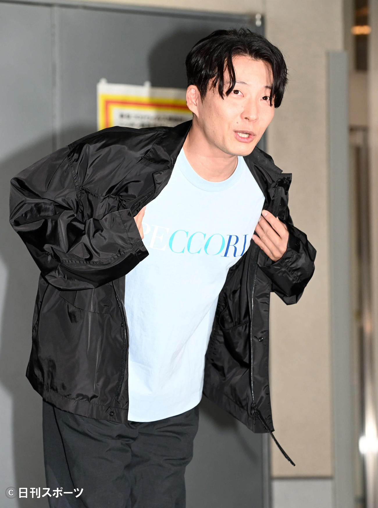 ずんの飯尾和樹から贈られた「PECCORI」Tシャツを見せる星野源（撮影・たえ見朱実）