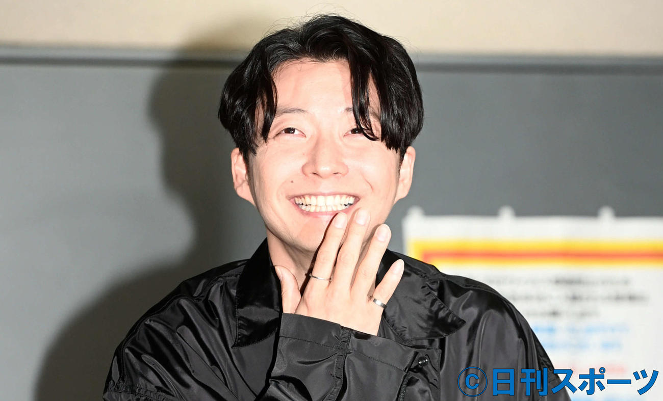 報道陣からの「おめでとうございます」の問いかけに笑顔を見せる星野源（撮影・たえ見朱実）