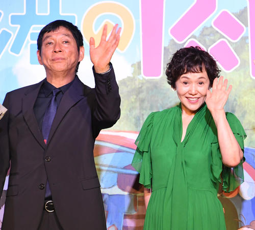 アニメ「漁港の肉子ちゃん」の完成報告会で、企画・プロデュースを務めた明石家さんま（左）と主演の声優・大竹しのぶ（撮影・酒井清司）
