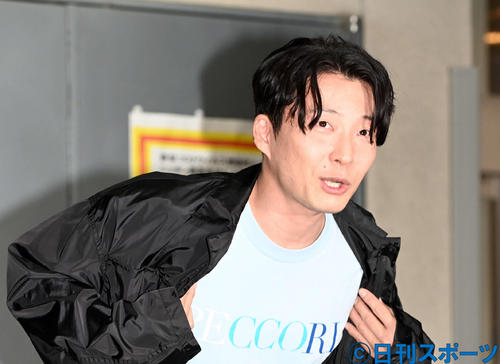 ずんの飯尾和樹から送られた「PECCORI」Tシャツを見せる星野源（撮影・たえ見朱実）
