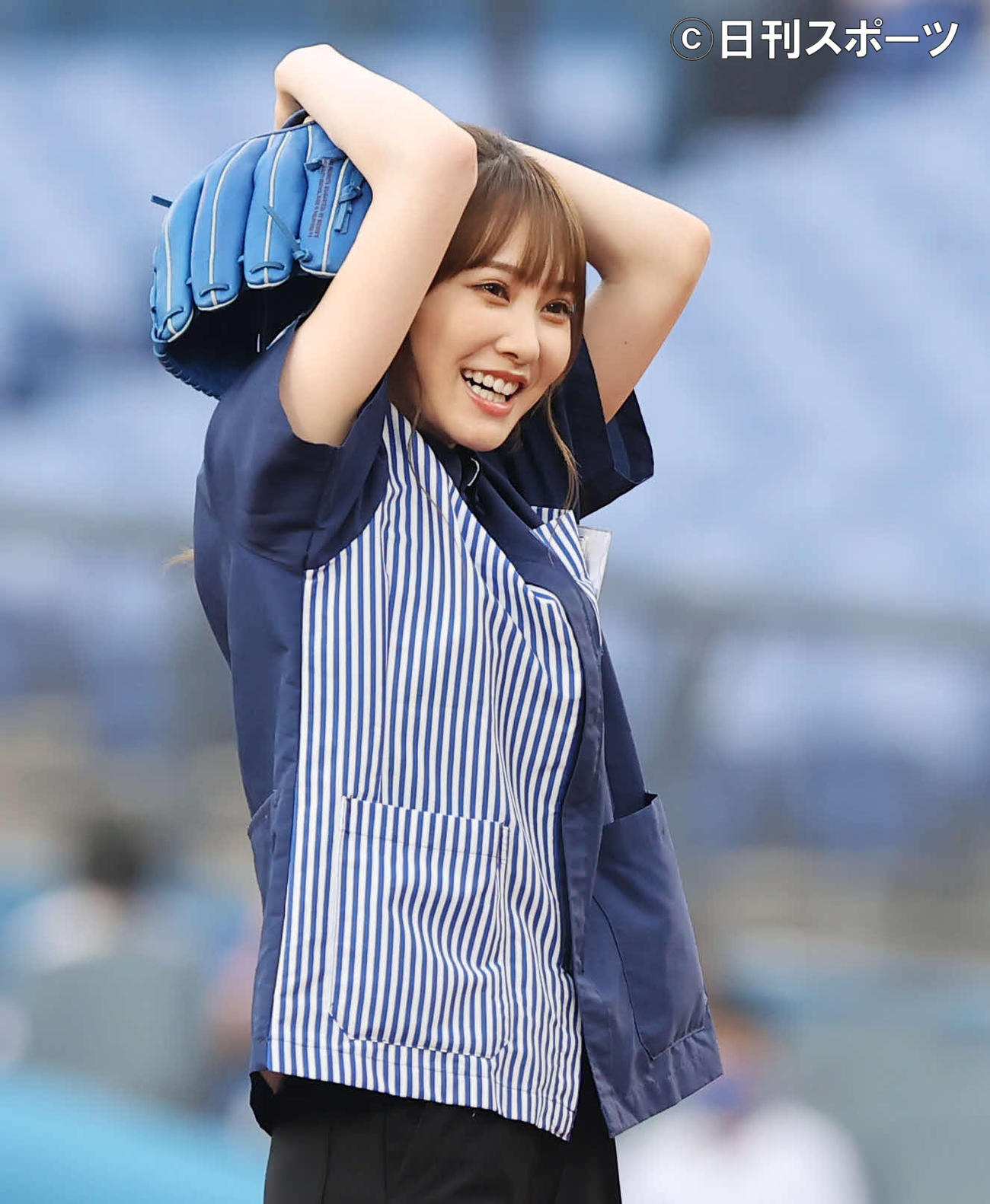 始球式を行い頭を抱える日向坂46の加藤志帆（撮影・垰建太）