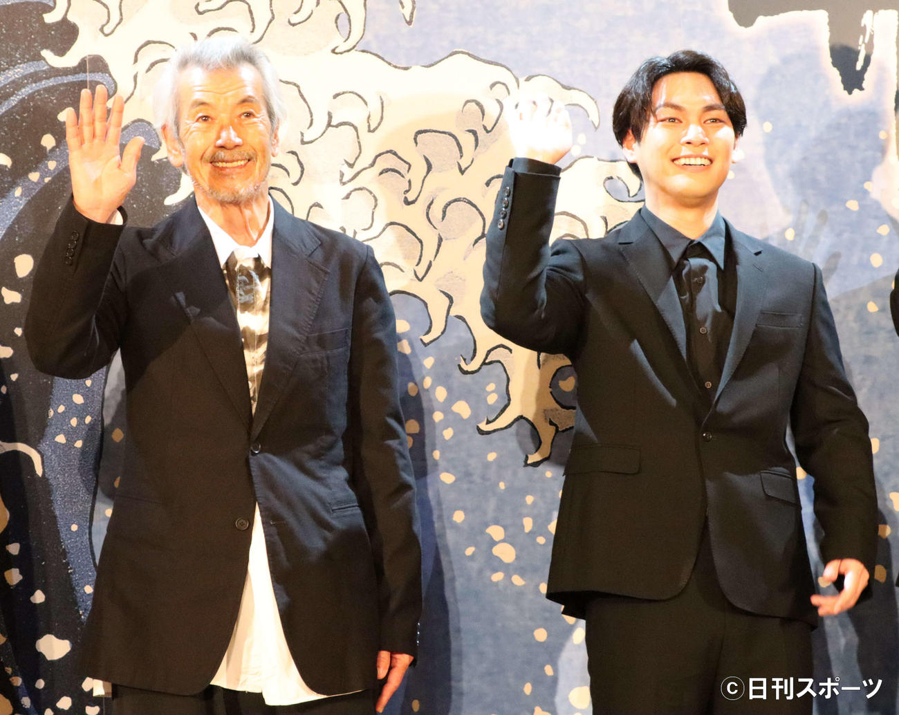 映画「HOKUSAI」の公開イベントで、笑顔で手を振る田中泯（左）と柳楽優弥（撮影・阿部泰斉）