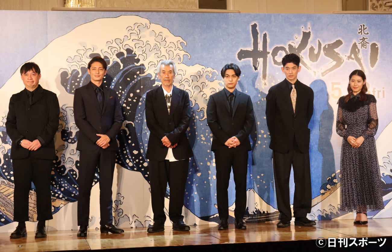 映画「HOKUSAI」の公開イベントで記念撮影納まる。左から橋本一監督、玉木宏、田中泯、柳楽優弥、永山瑛太、瀧本美織（撮影・阿部泰斉）