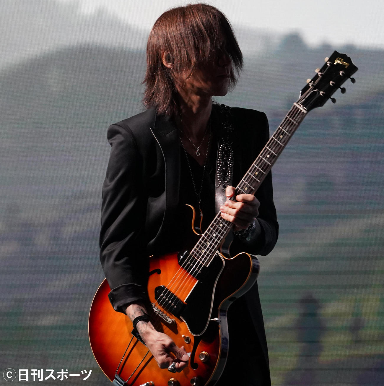 パフォーマンスする、SUGIZO（撮影・佐藤勝亮）