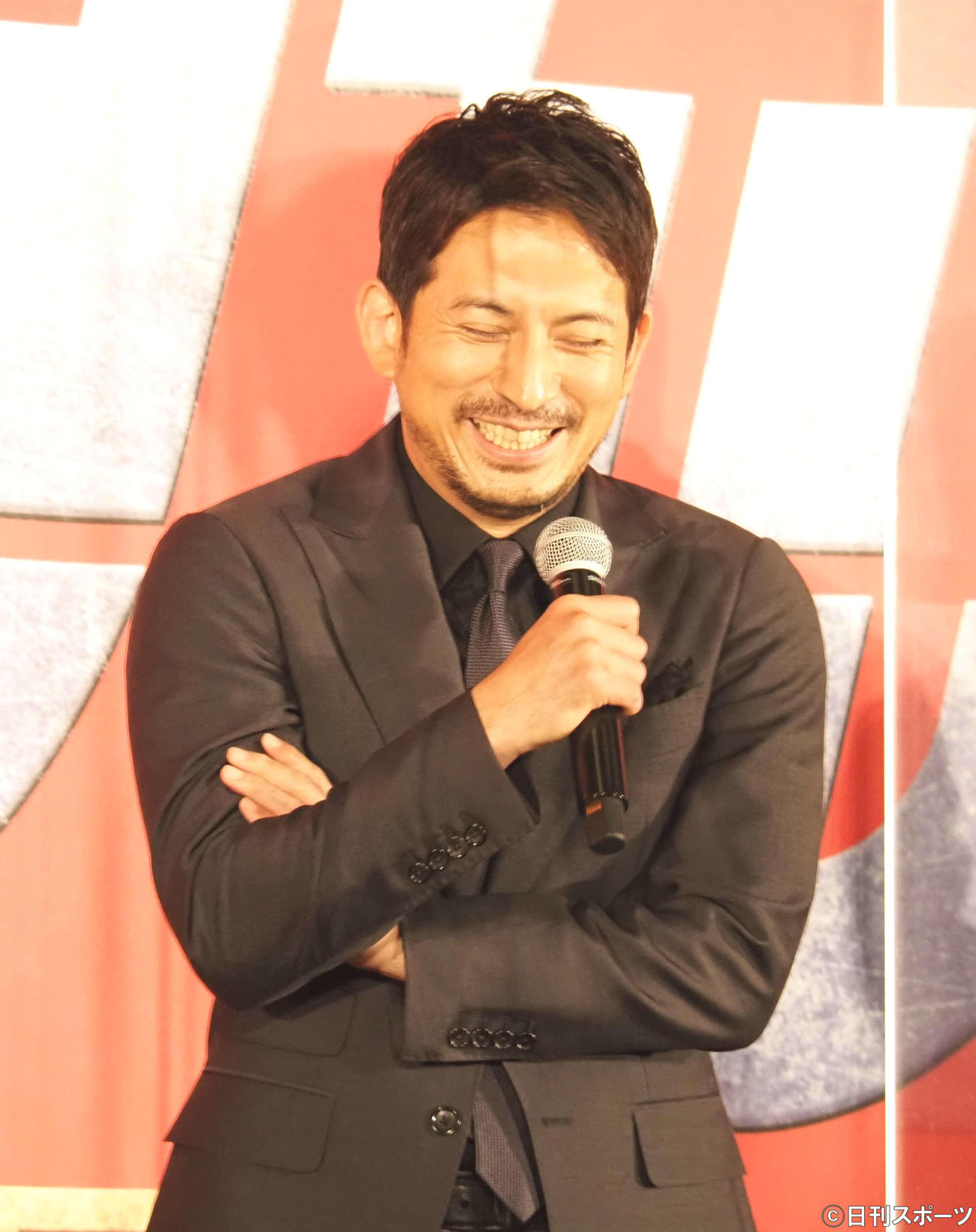 トーク中に笑顔を見せる岡田准一（撮影・遠藤尚子）