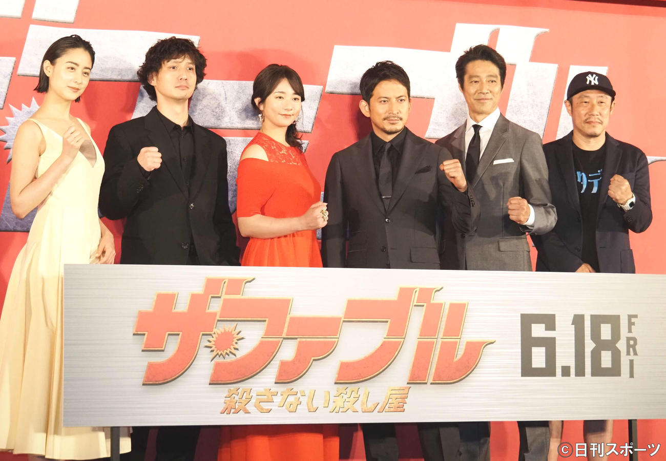 映画「ザ・ファブル　殺さない殺し屋」公開直前イベントに出席した、左から山本美月、安藤政信、木村文乃、岡田准一、堤真一、江口カン監督（撮影・遠藤尚子）