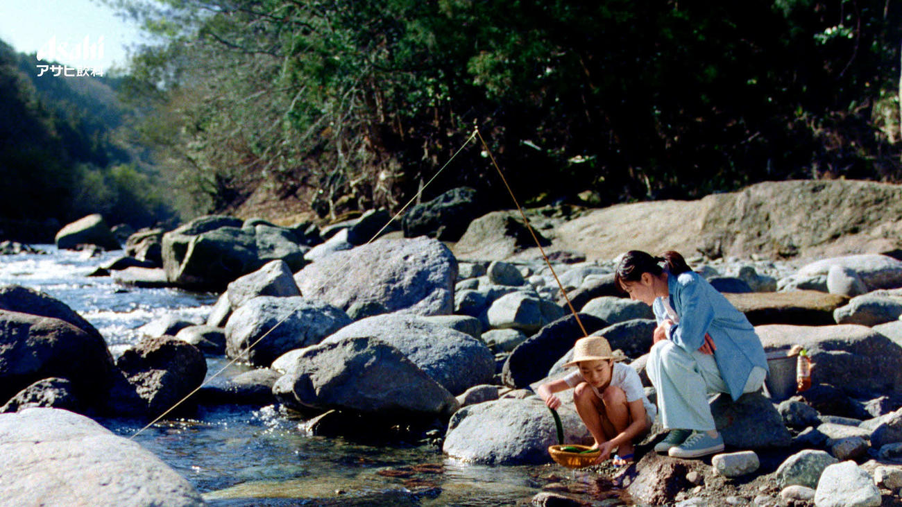 新垣結衣が出演する「アサヒ十六茶」新CM、となりのお姉さん夏編のワンシーン