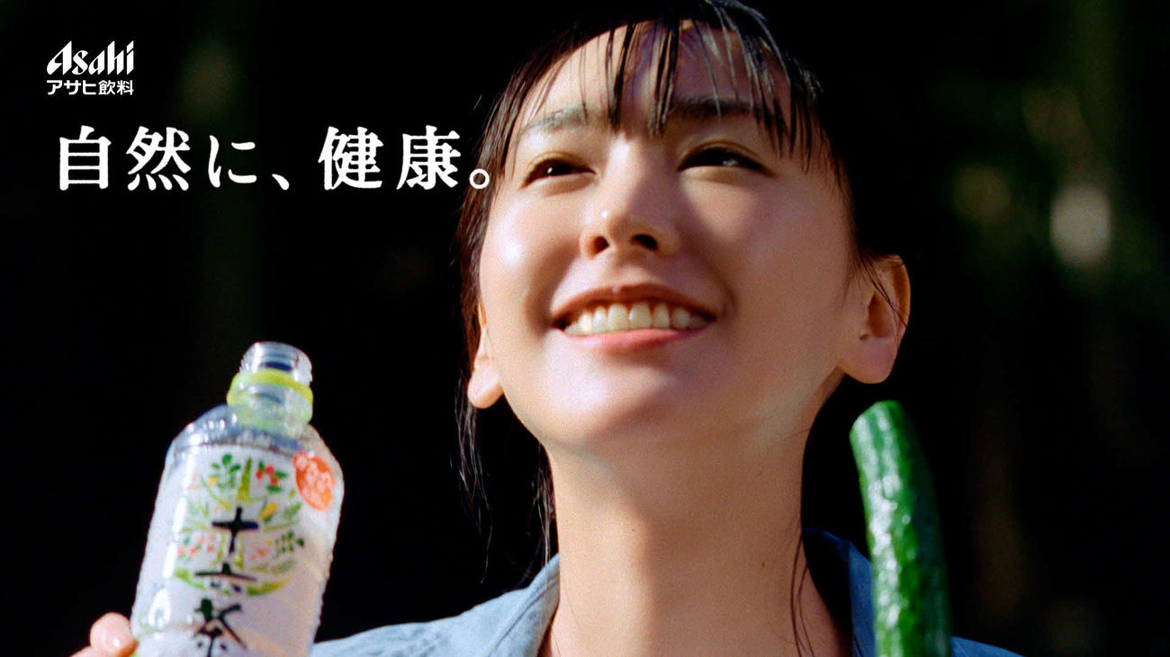 「アサヒ十六茶」新CM、となりのお姉さん夏編に登場する新垣結衣