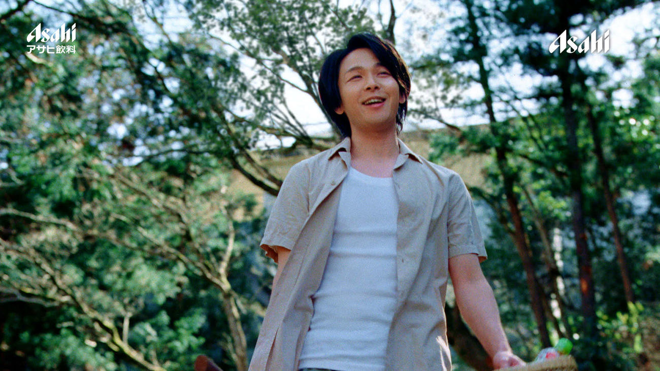 「アサヒ十六茶」新CM、となりのお兄さん夏編に登場する中村倫也