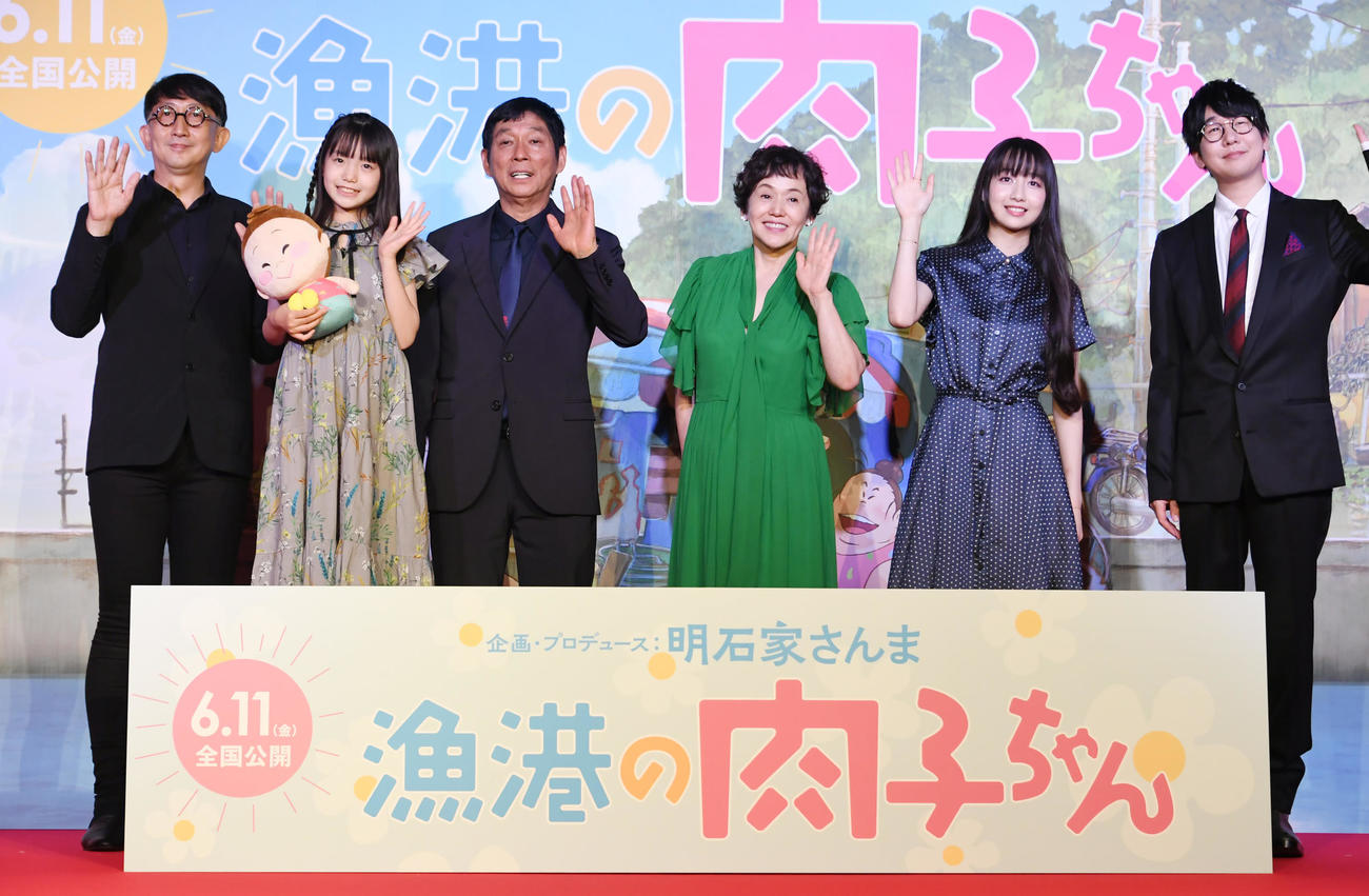 アニメ「漁港の肉子ちゃん」の完成報告会で記念撮影する、左から渡辺歩監督、稲垣来泉、明石家さんま、大竹しのぶ、Cocomi、花江夏樹（撮影・酒井清司）