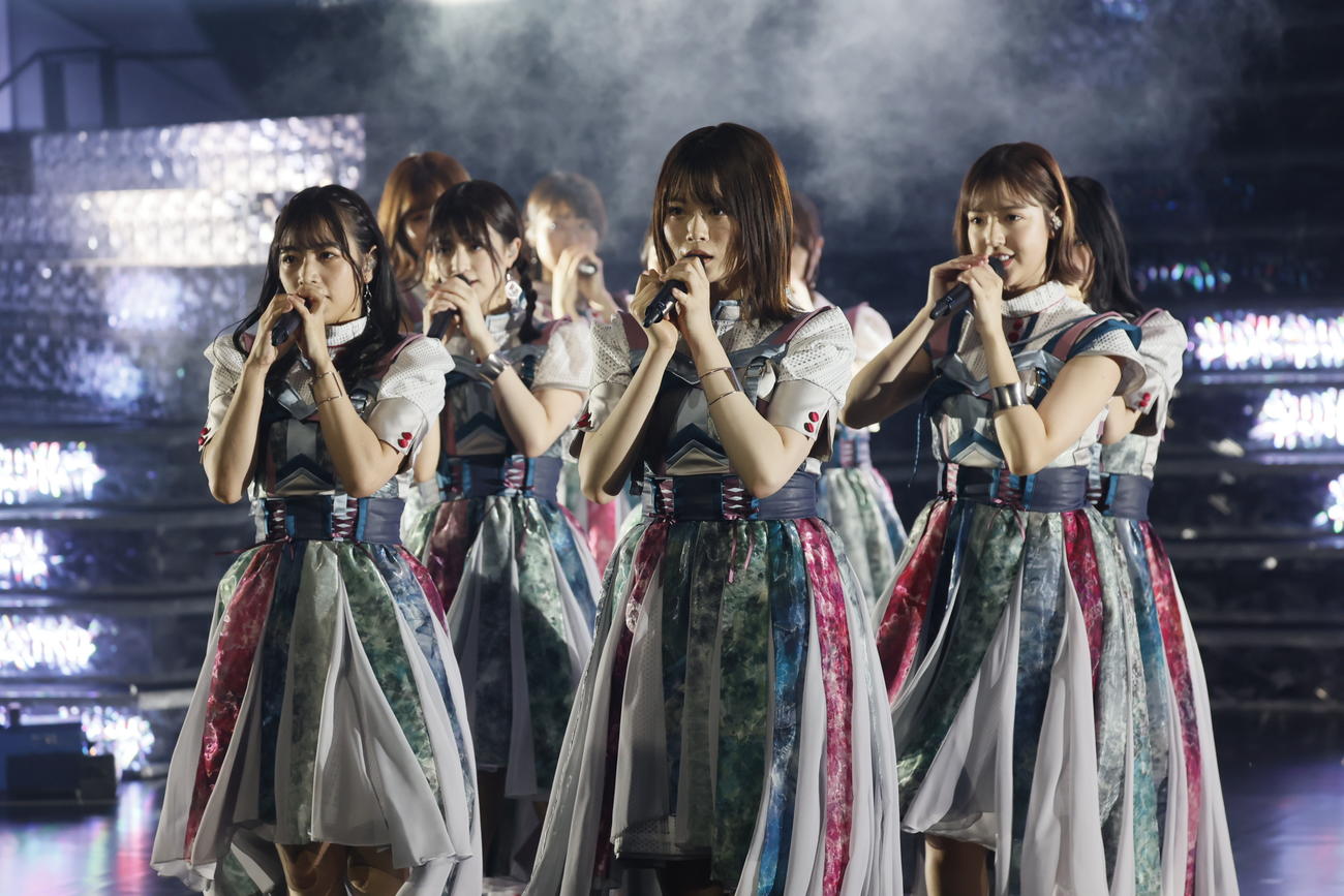 「乃木坂46　アンダーライブ2021」でパフォーマンスする山崎怜奈（中央）。前列左は北野日奈子、同右は和田まあや