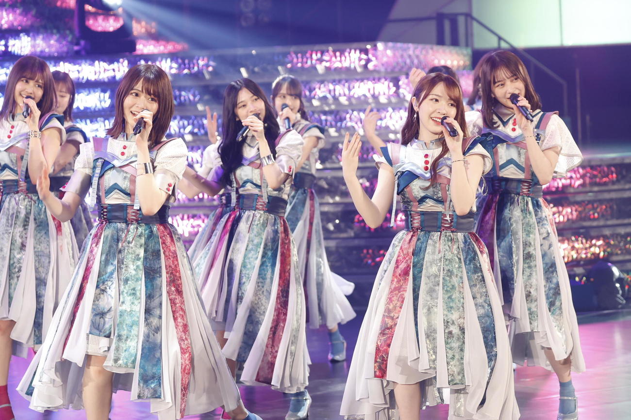 「乃木坂46　アンダーライブ2021」でパフォーマンスする山崎怜奈（手前左）と渡辺みり愛（同右）