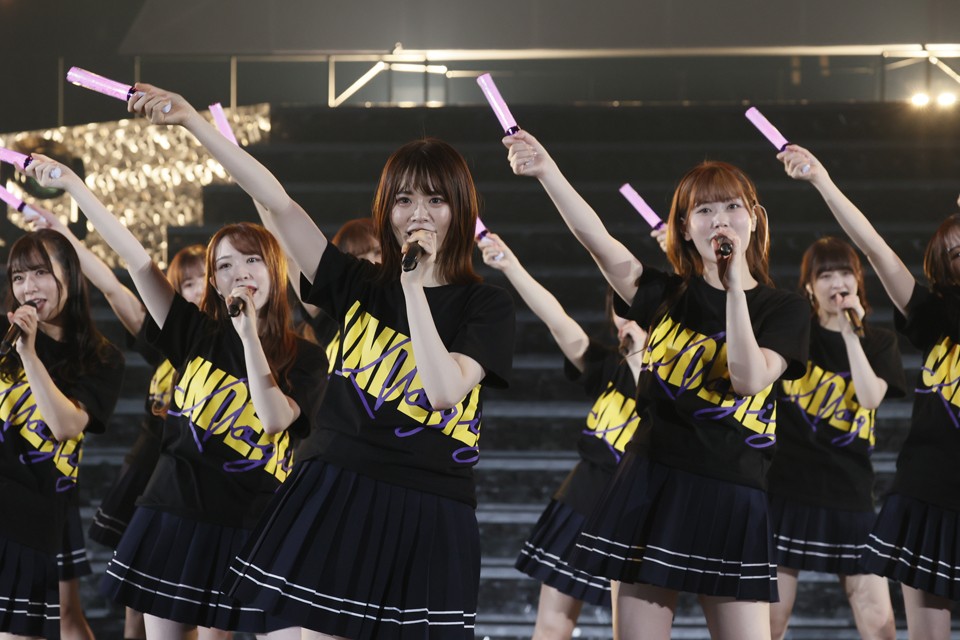 「乃木坂46　アンダーライブ2021」で「乃木坂の詩」をパフォーマンスする山崎怜奈（中央）渡辺美優紀（中央左）伊藤純奈（同右）ら