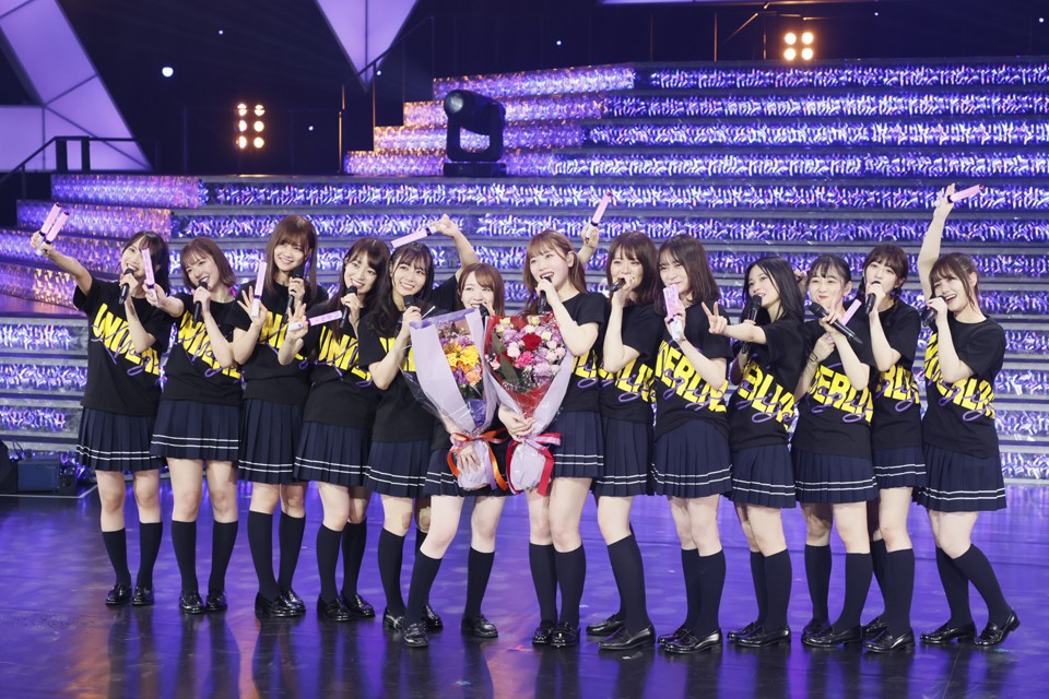 「乃木坂46　アンダーライブ2021」で花束を受け取った渡辺みり愛（中央左）と伊藤純奈（同右）ら