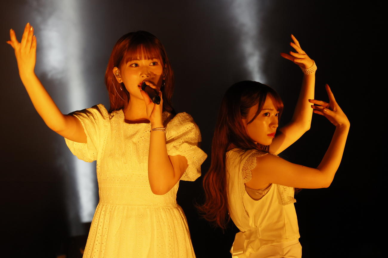 「ショパンの〓（口ヘンに虚の旧字体）つき」で歌う伊藤純奈（左）とダンスする渡辺みり愛