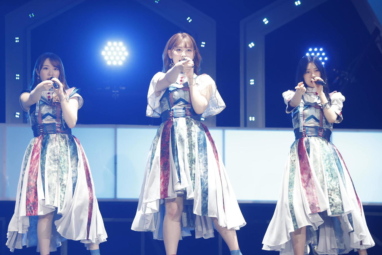 「乃木坂46　アンダーライブ2021」でパフォーマンスする（左から）渡辺みり愛、伊藤純奈、寺田蘭世