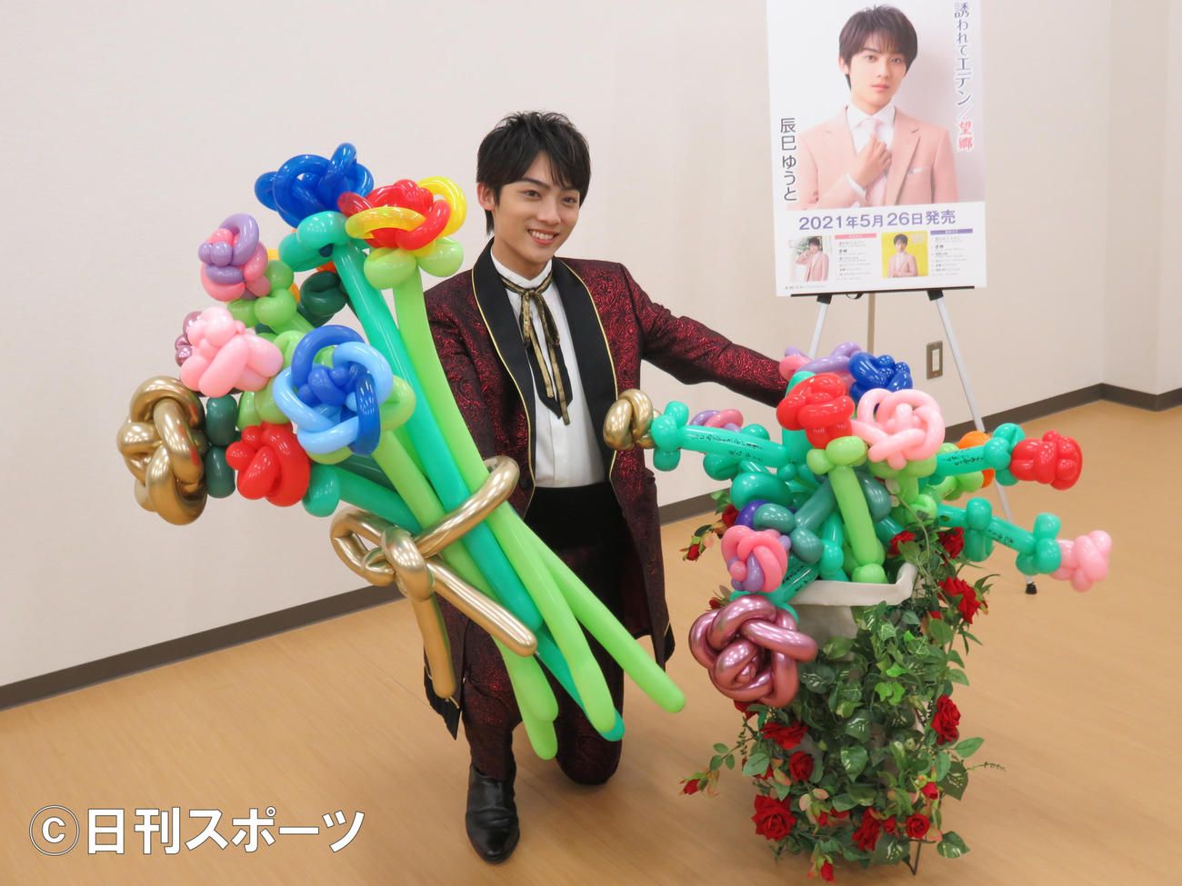 新装盤イベントでバルーンアートを披露した辰巳ゆうと