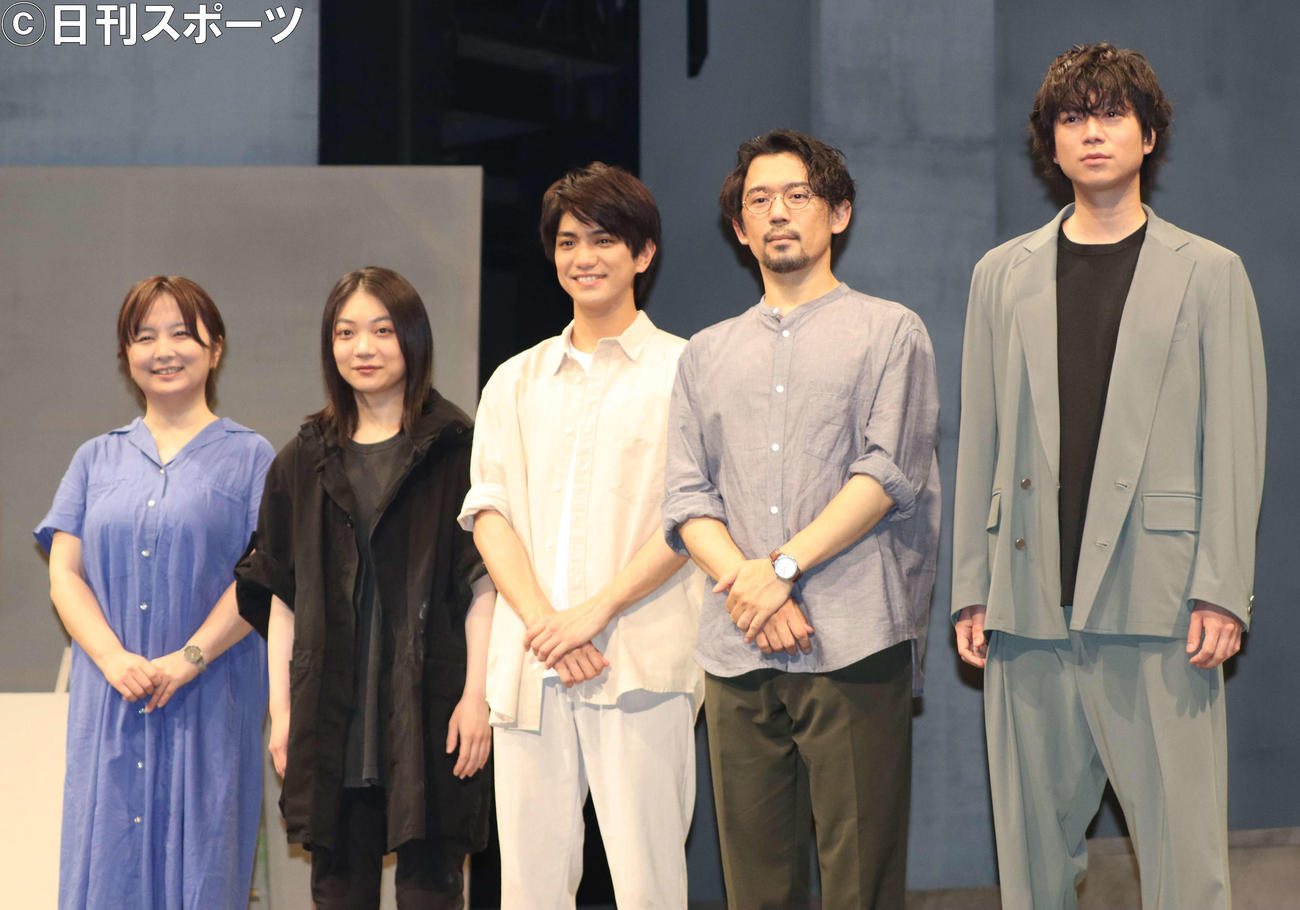 舞台「染、色」の囲み取材で記念撮影に納まる、左から瀬戸山美咲、三浦透子、正門良規、岡田義徳、加藤シゲアキ（撮影・阿部泰斉）