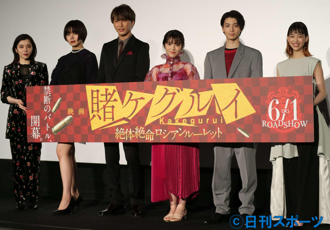 映画「賭ケグルイ　絶体絶命ロシアンルーレット」の先行上映舞台あいさつに出席した、左からmilet、池田エライザ、ジャニーズWESTの藤井流星、浜辺美波、高杉真宙、森川葵