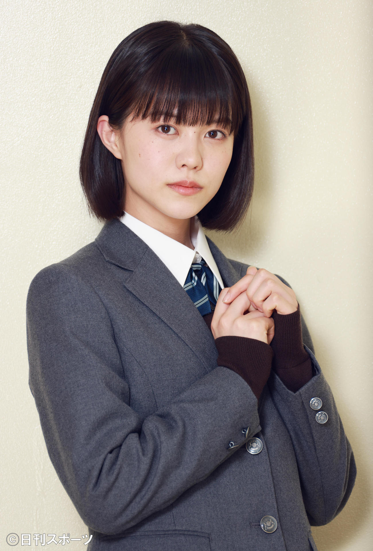 フィルムカメラを使用した写真撮影が大好きだという志田彩良は、疲れも見せずに優しい表情でレンズを見つめてくれた。いつか写真の話をしてみたい（撮影・中島郁夫）