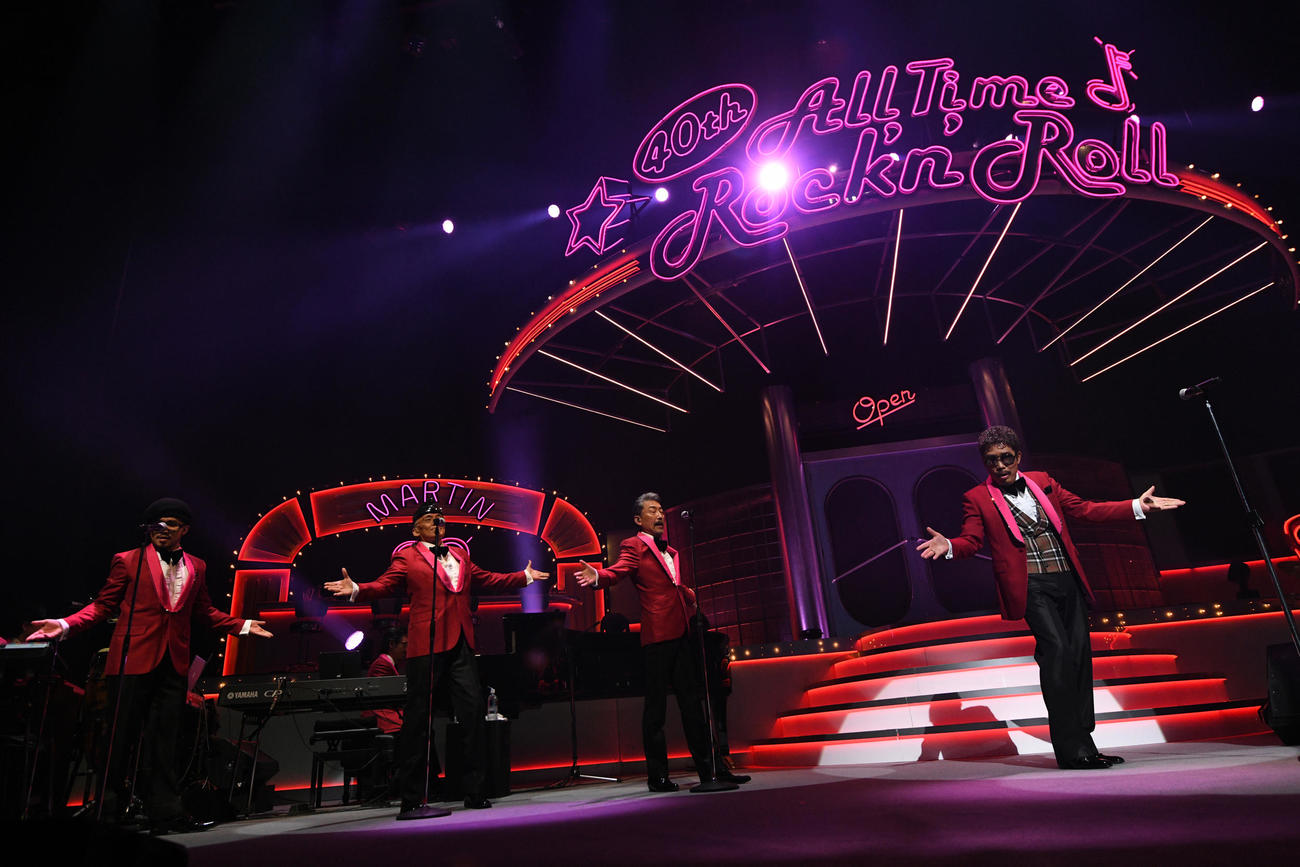 全国ツアー「ALL TIME ROCK’N’ROLL」で熱唱する鈴木雅之（右端）