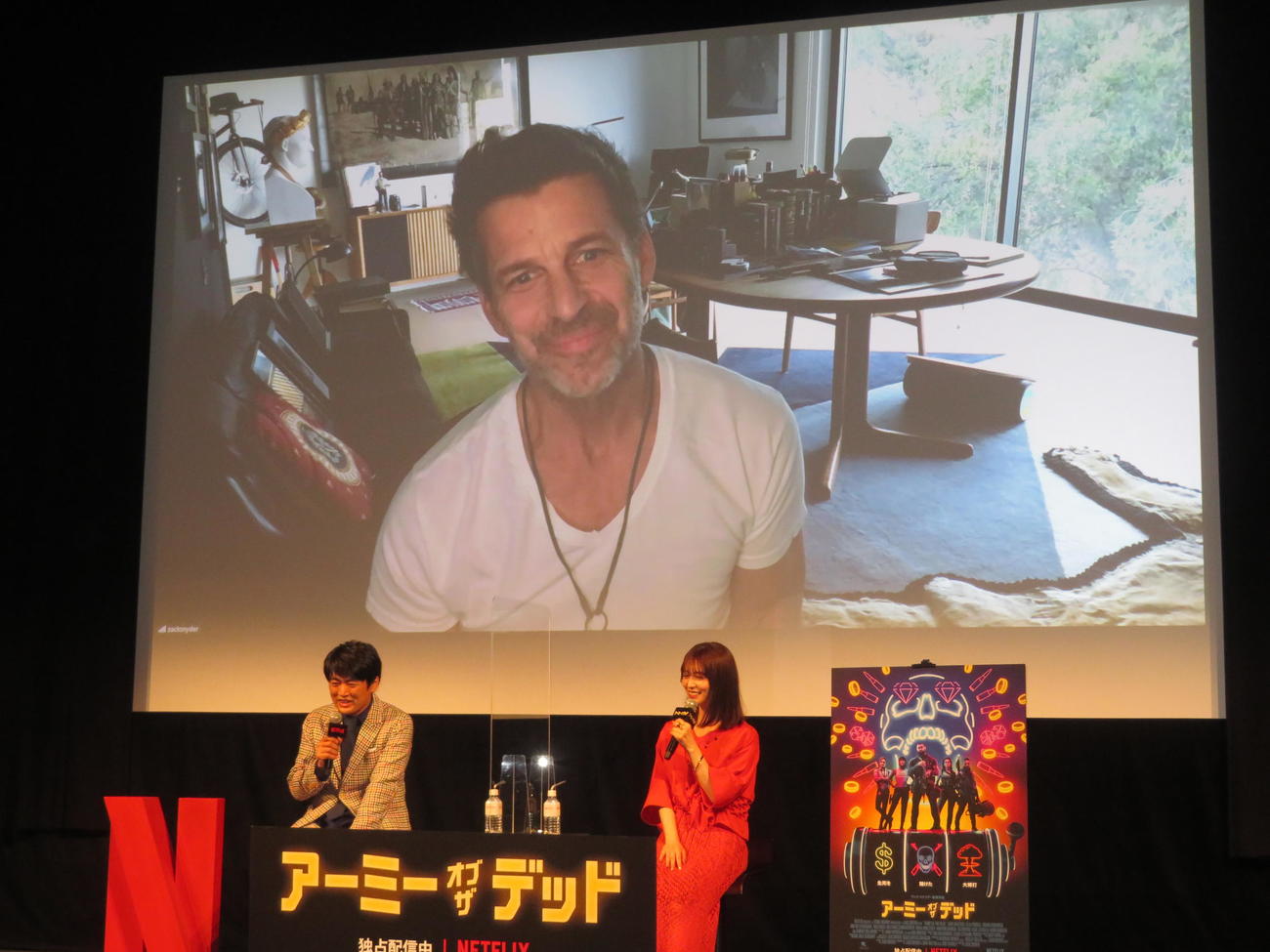 映画配信記念イベントに出席し、オンラインでザック・スナイダー監督（上）とトークした劇団ひとり（左）と長濱ねる（撮影・横山慧）