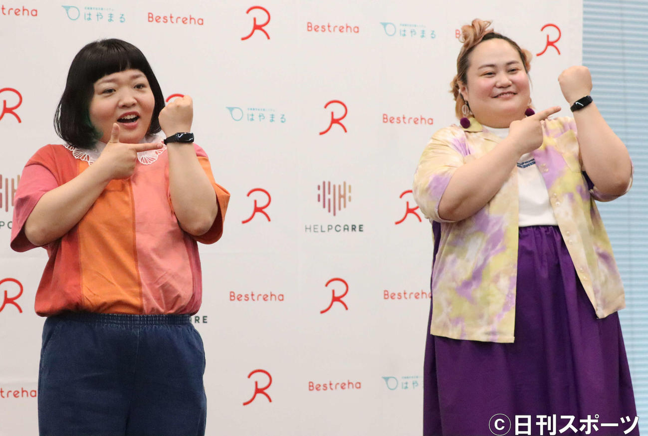 新商品発表イベントに出席したおかずクラブのオカリナ（左）とゆいP（撮影・阿部泰斉）