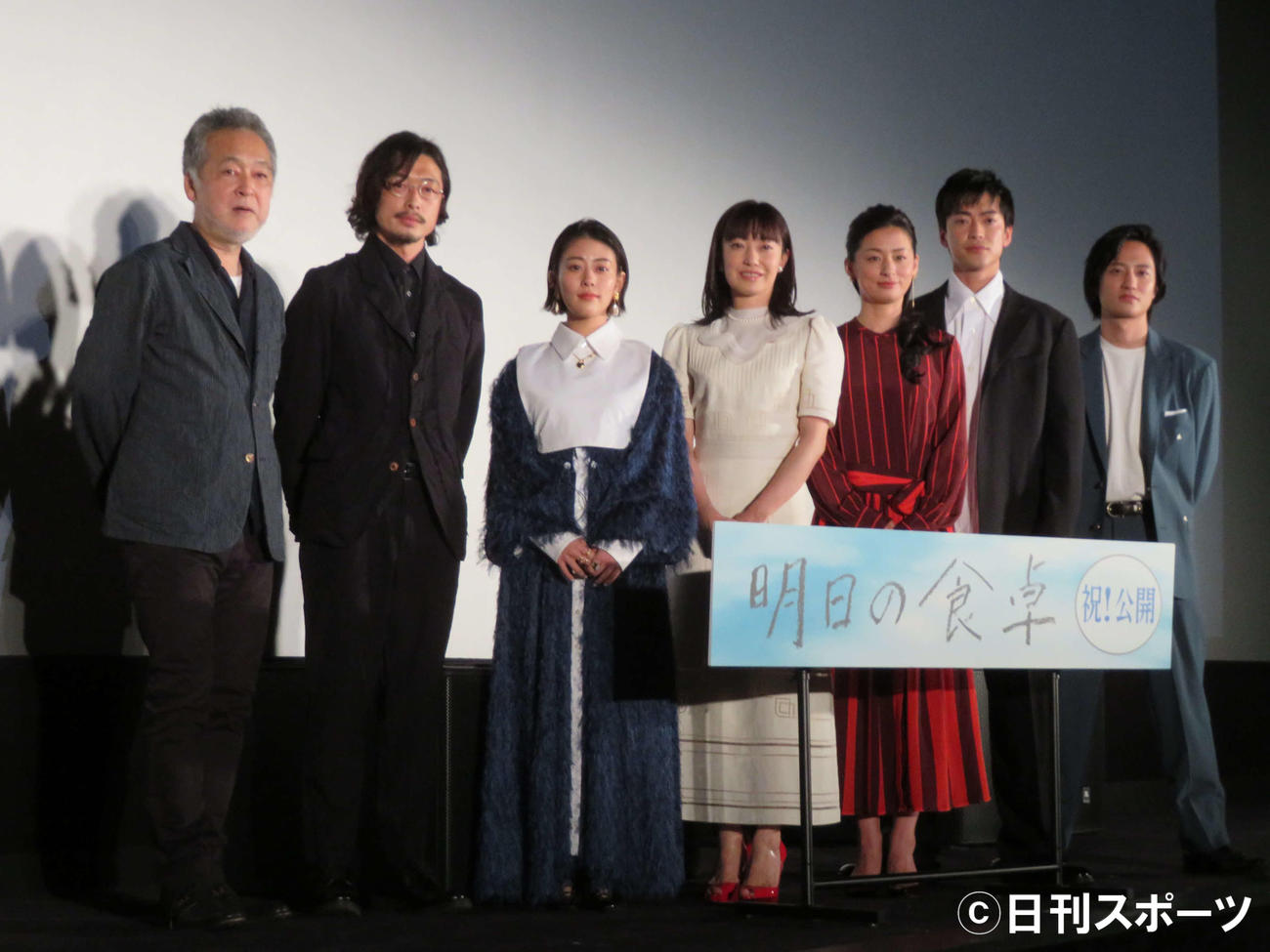 映画「明日の食卓」初日舞台あいさつに登壇した、左から瀬々敬久監督、和田聰宏、高畑充希、菅野美穂、尾野真千子、大東駿介、藤原季節（撮影・村上幸将）