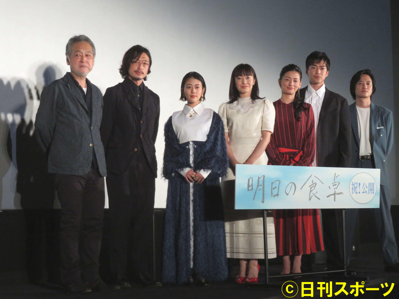 映画「明日の食卓」初日舞台あいさつに登壇した、左から瀬々敬久監督、和田聰宏、高畑充希、菅野美穂、尾野真千子、大東駿介、藤原季節（撮影・村上幸将）