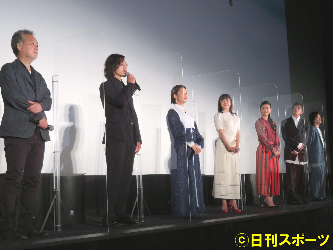 映画「明日の食卓」初日舞台あいさつに登壇した、左から瀬々敬久監督、和田聰宏、高畑充希、菅野美穂、尾野真千子、大東駿介、藤原季節（撮影・村上幸将）