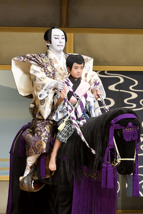 「海老蔵歌舞伎」で上演した「実盛物語」で共演した市川海老蔵（奥）と堀越勸玄君（C）松竹