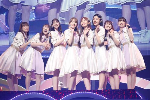「HKT48コンサート　みんな　元気にしとった？」昼公演で歌うHKT48の1期生。左から下野由貴、村重杏奈、松岡菜摘、宮脇咲良、森保まどか、今田美奈、本村碧唯、熊沢世莉奈（c）Mercury