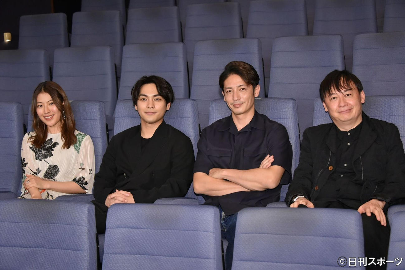 映画「HOKUSAI」のオンラインイベントを行った（左から）瀧本美織、柳楽優弥、玉木宏、橋本一監督
