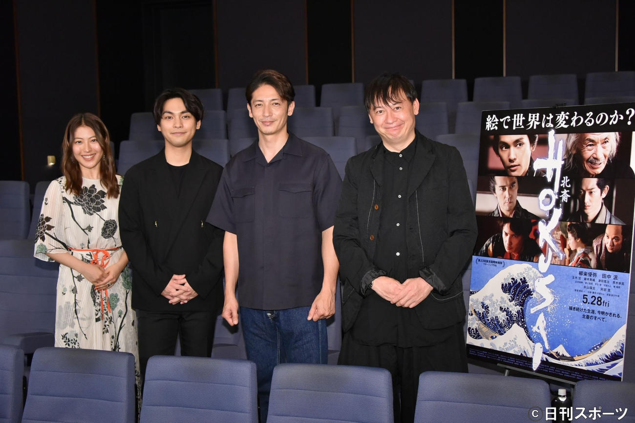 映画「HOKUSAI」のオンラインイベントを行った（左から）瀧本美織、柳楽優弥、玉木宏、橋本一監督