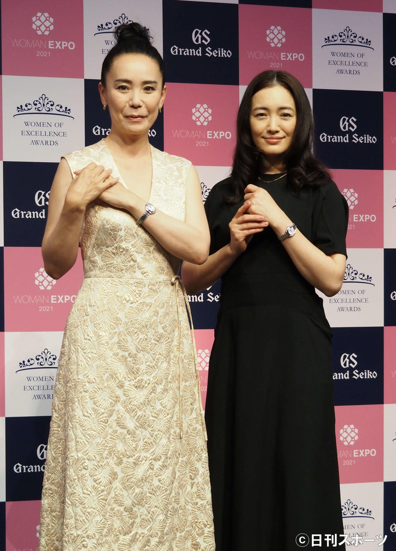 「第7回　Women of Excellence Awards」授賞式に出席した河瀬直美監督（左）と仲間由紀恵（撮影・遠藤尚子）