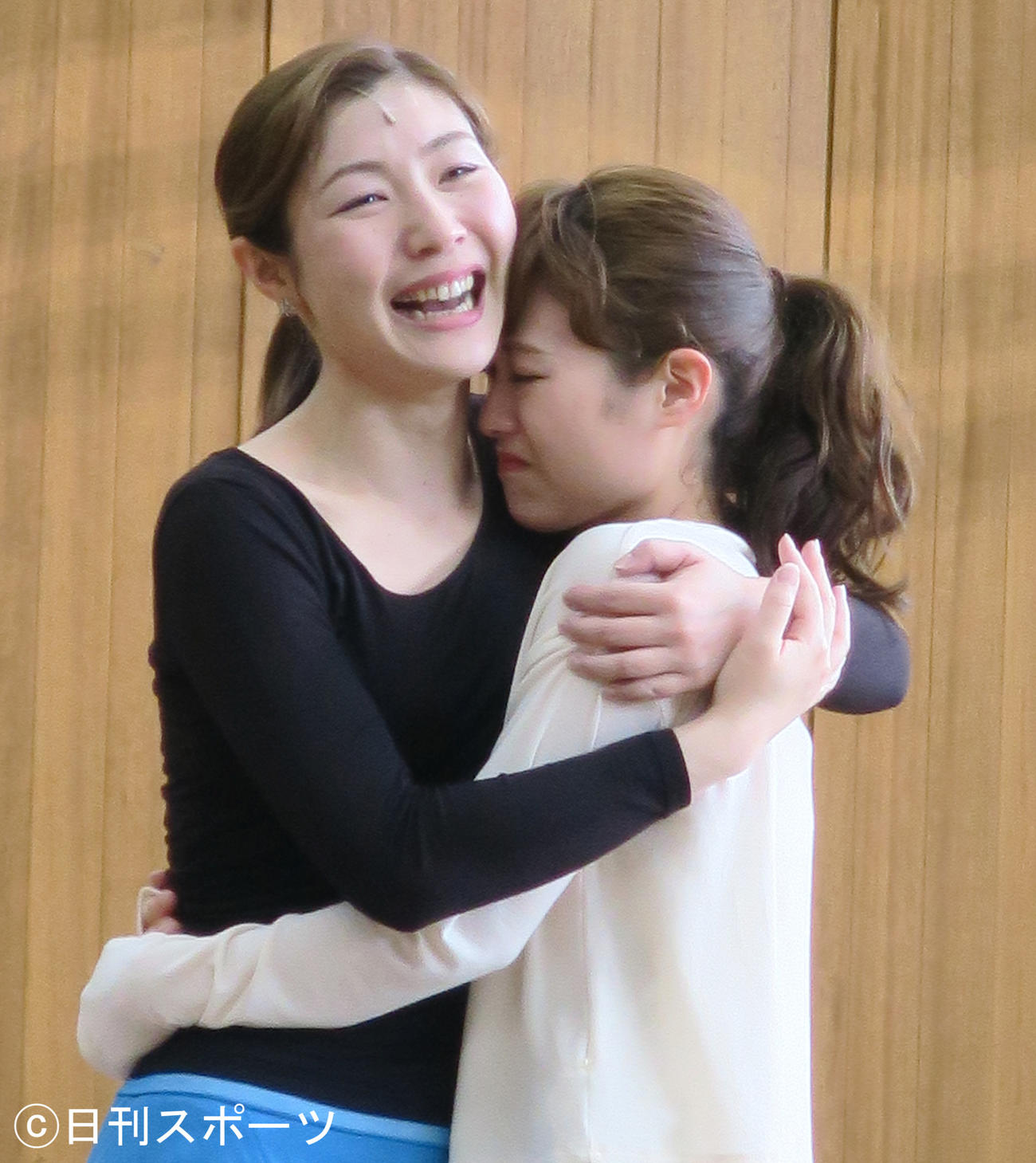 ミュージカル「アナと雪の女王」けいこ場取材会で。披露後、感極まって抱き合うエルサ役の岡本瑞恵（左）とアナ役の町島智子（右）