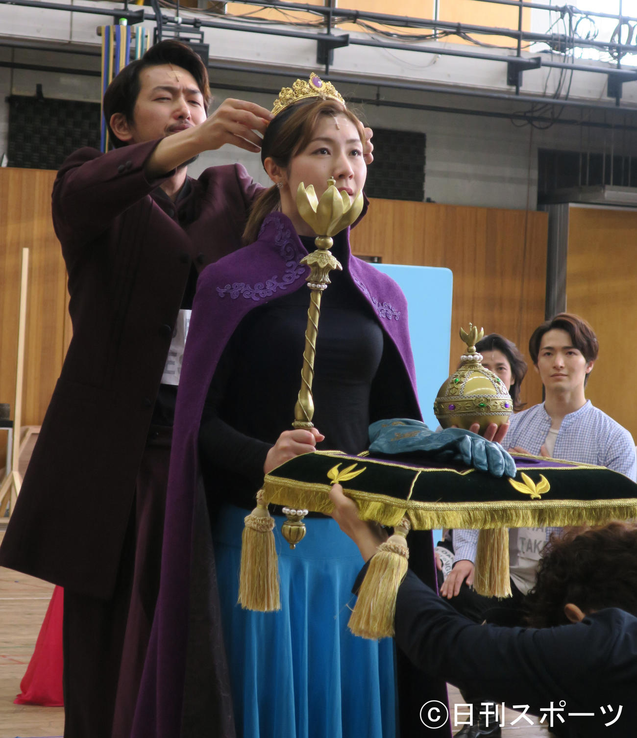 ミュージカル「アナと雪の女王」けいこ場取材会で。戴冠式のシーンを披露するエルサ役の岡本瑞恵（中央）