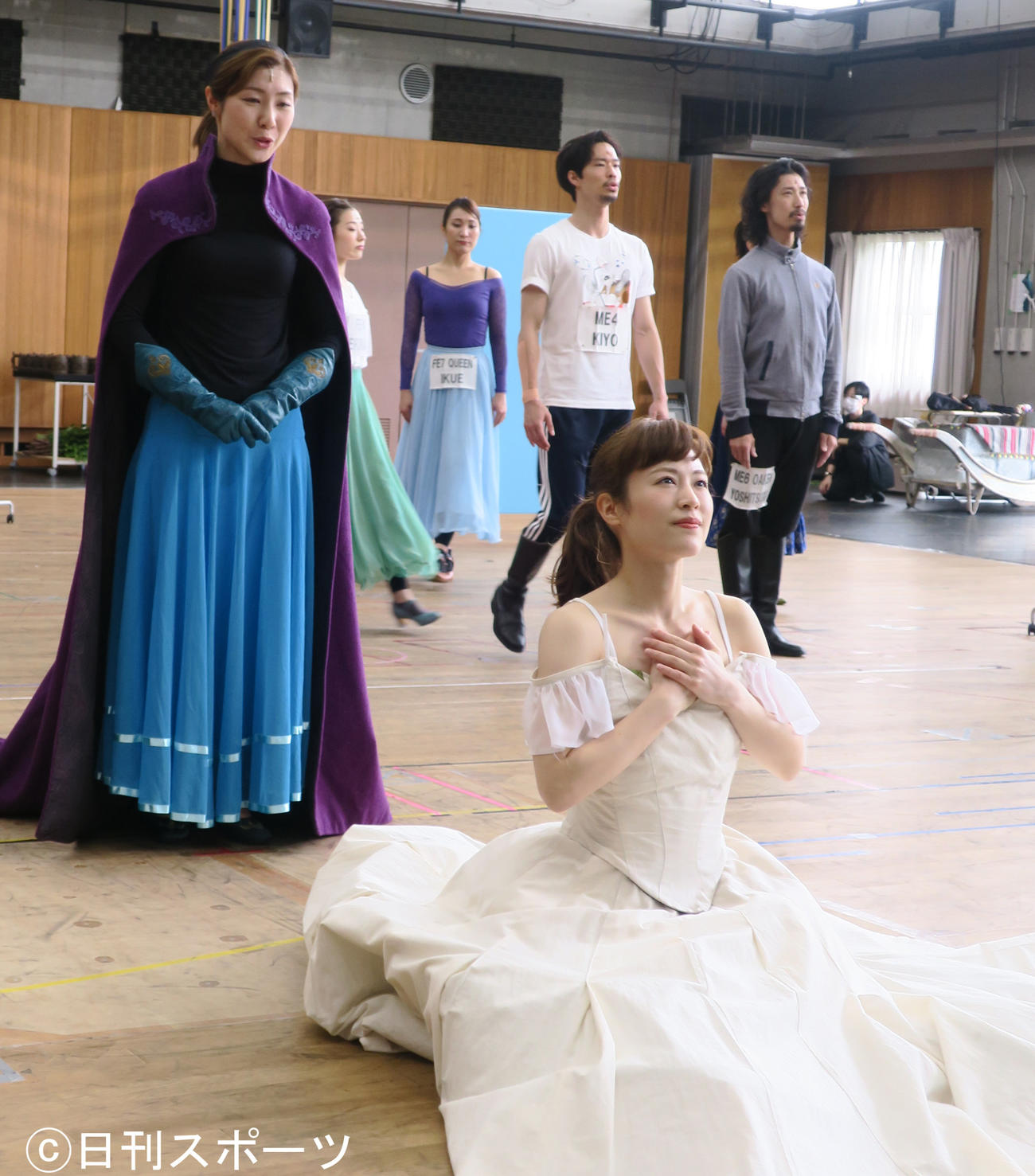 ミュージカル「アナと雪の女王」けいこ場取材会で。エルサ役の岡本瑞恵（左）とアナ役の町島智子（右）