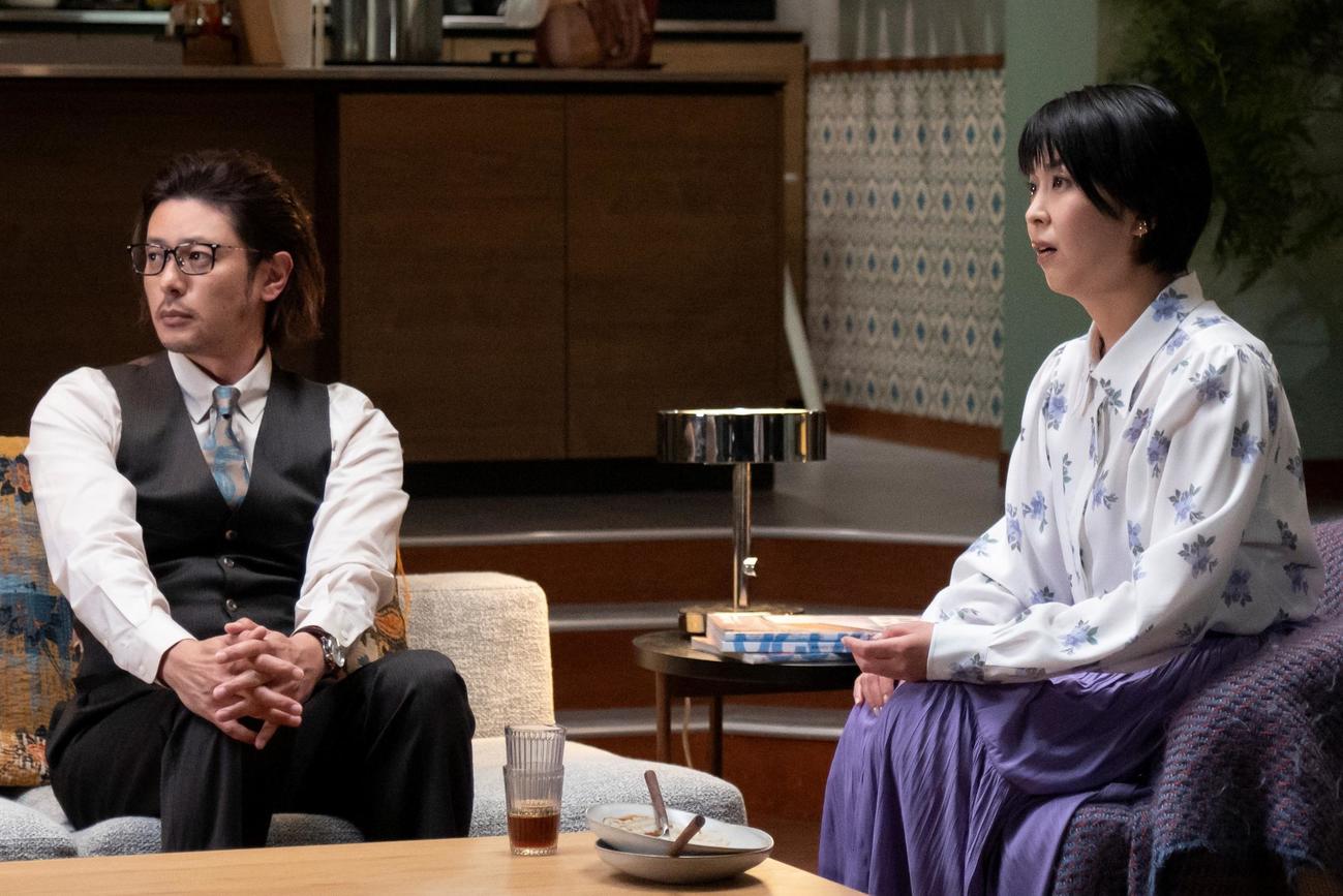 大史（オダギリジョー）を自宅マンションに招いて説得を試みる大豆田とわ子（松たか子）（C）カンテレ