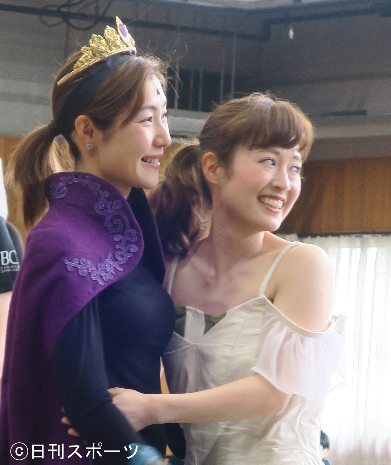 ミュージカル「アナと雪の女王」けいこ場取材会で。披露後、感極まって抱き合うエルサ役の岡本瑞恵（左）とアナ役の町島智子（右）