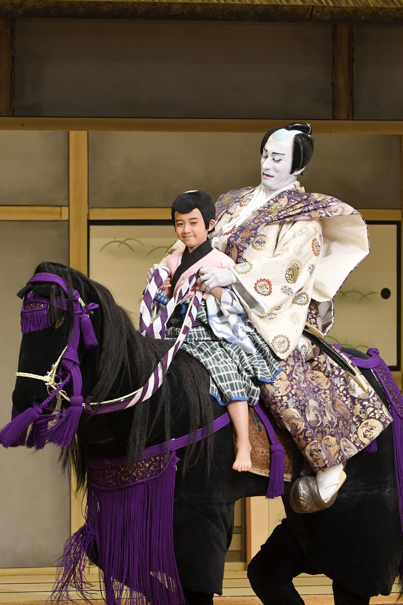 「海老蔵歌舞伎」で上演した「実盛物語」で共演した市川海老蔵（右）と堀越勸玄君（C）松竹