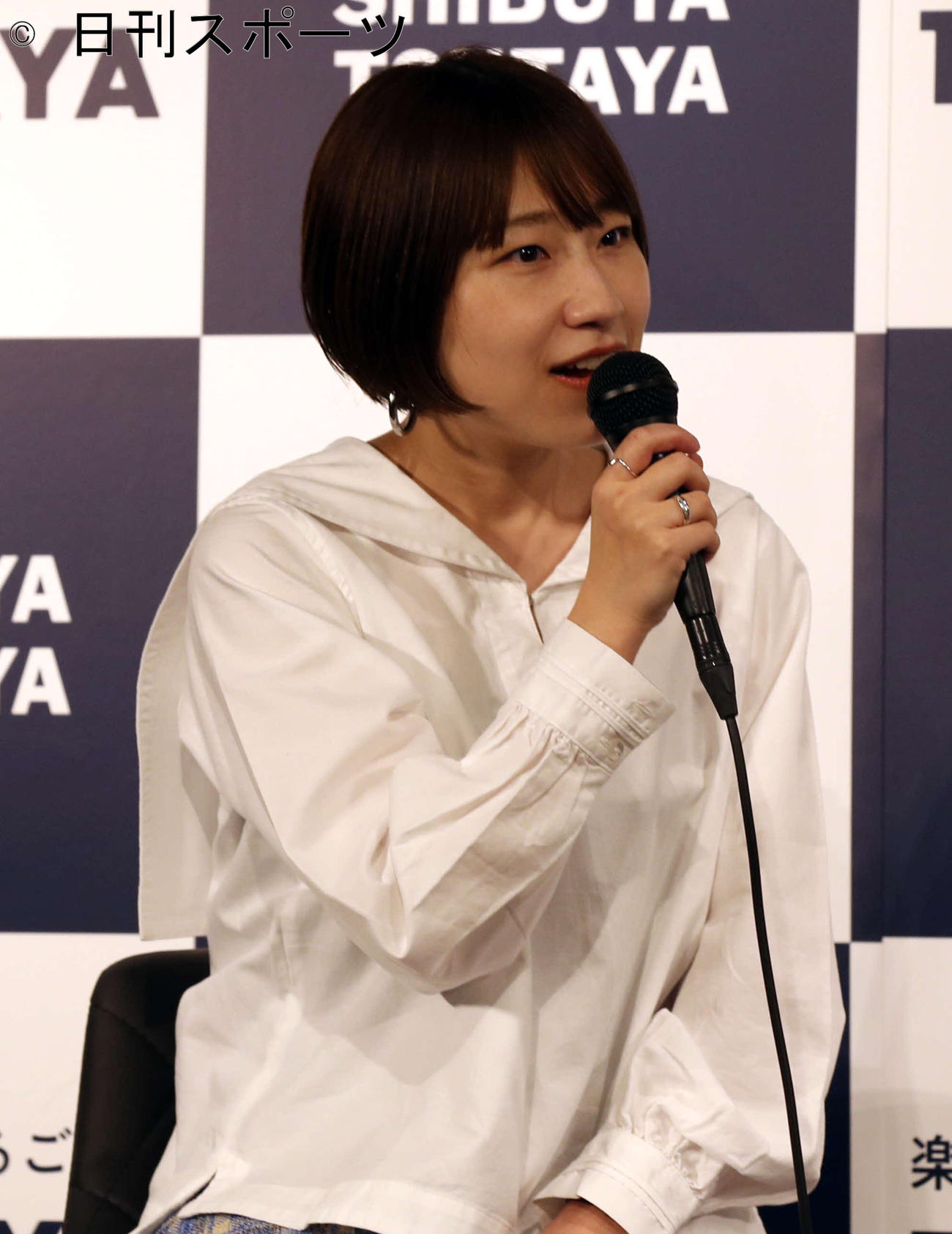 『うた／ことばラボ～「うた」と「ことば」についての14の対話』出版記念　水野良樹トークショーにてトークする関取花（撮影・関根直人）