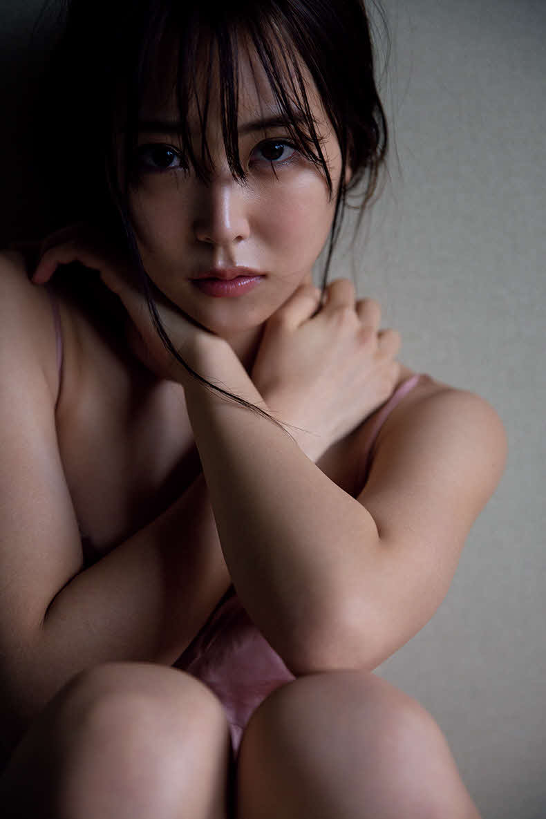 卒業記念写真集「REBORN」を発売するNMB48白間美瑠（吉本興業提供）