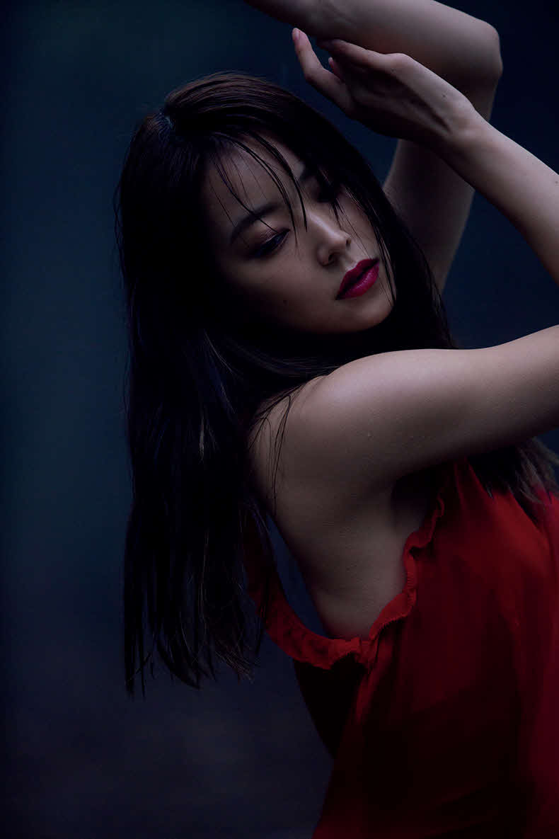 卒業記念写真集「REBORN」を発売するNMB48白間美瑠（吉本興業提供）